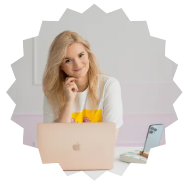 Ada Promis przy laptopie