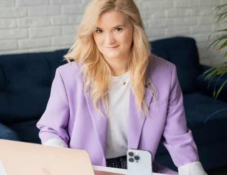 Ada Promis przy laptopie